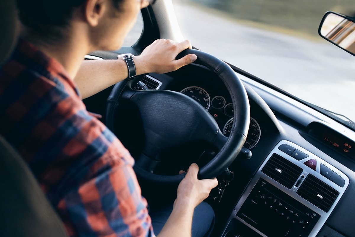 Aspek keamanan di jalan ketika berkendara mobil perlu perhatikan para pengemudi mobil. Meskipun begitu, tak sedikit pengendara yang berperilaku kurang tepat ketika berkendara di jalan raya. Selain tidak bermoral, hal ini juga bisa merugikan pengendara lain.