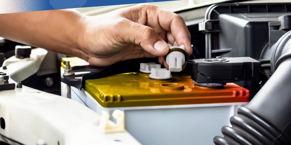 Melakukan pengecekan aki juga perlu untuk mendapatkan perhatian khusus. Anda bisa melakukan kontrol pada air aki pada mobil minimal dua minggu apabila Anda menggunakan aki basah. Anda juga harus memastikan bahwa air aki masih pada lecel yang seharusnya, yang ditunjukkan oleh garis pada aki.