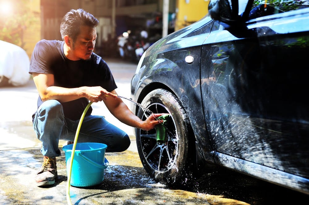 Untuk menjaga kebersihan mobil, Anda bisa mencucinya minimal seminggu sekali agar bodi mobil tetap bersih dan kinclong dari noda. Bila jarang dicuci maka hal ini akan berakibat buruk pada mobil berupa susahnya membersihkan noda pada mobil.