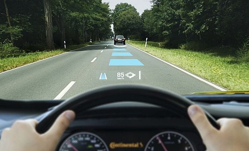 Menjaga jarak aman adalah langkah yang mudah menghindari tabrakan. Salah satu cara mana yang untuk mengukur jarak aman adalah dengan peraturan 3 detik. Peraturan 3 detik ini sangat efektif jika diterapkan ketika berkendara dengan kecepatan lebih dari 40 jam per km.