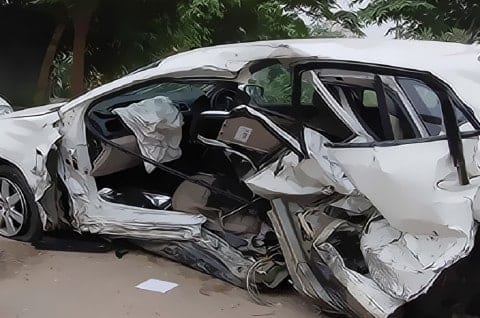 Saat kendaraan tidak pada kondisi yang baik, namun masih dipaksakan untuk berjalan, kecelakaan bisa terjadi pada kendaraan Anda. Pada umumnya beberapa komponen seperti rem, oli, ban atau speedometer mobil bisa menjadi penyebab utama kecelakaan.