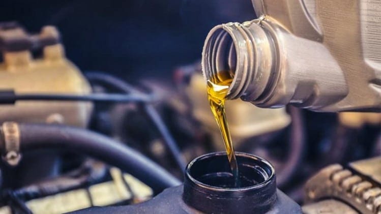 Filter oli dengan oli mesin adalah suku cadang yang harus rutin Anda ganti. Sebab, usia kerjanya terbilang cepat. Fungsi dari oli mesin sangatlah vital dan penting pada kendaraan sebagai pelumas bagian dalam pada mesin.