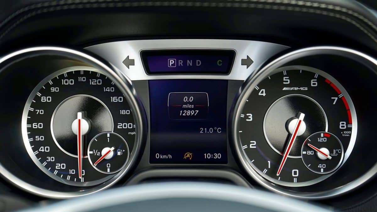 Speedometer adalah alat yang ada pada kendaraan untuk mengukur kecepatan laju selama dikemudikan. Kerusakan yang terjadi bisa berbentuk jarum penunjuk yang tidak bergerak maju atau bisa juga jarumnya bergerak, tapi bergerak dengan sangat cepat.