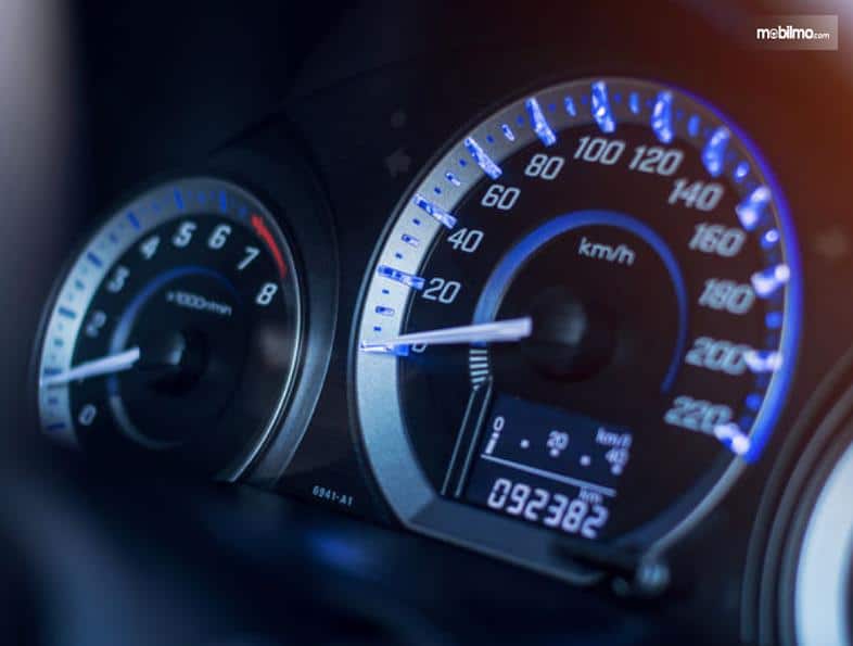 Umumnya kita ketahui bahwa pada kendaraan memiliki alat yang berfungsi untuk mengukur kecepatan laju kendaraan atau jarak yang telah ditempuh oleh kendaraan tersebut sejak diproduksi oleh pabrik. Speedometer sendiri memiliki dua jenis, yaitu speedometer digital dan speedometer analog.