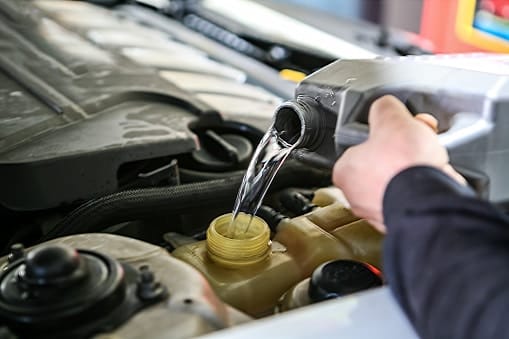 Banyak orang yang mengatakan bahwa jika air radiator dicampur dengan material lain akan bisa membantu memaksimalkan kinerja radiator untuk mendinginkan mesin mobil. Kami katakan hal itu tidaklah benar. Malah yang terjadi justru sebaliknya, radiator mobil Anda akan rusak.
