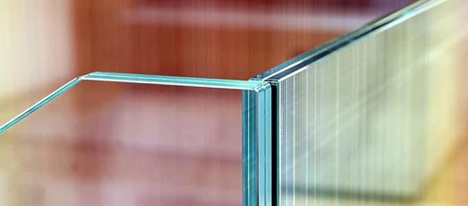 Yang kedua, jenis kaca laminated. Laminated glass merupakan dua lapis kaca yang disisipkan lembaran film, yakni polyvinyl butiran film (PVB) yang biasanya dipsang pada windshield atau kaca bagian depan mobil. Dengan kemampuan menahan benturan, kaca jenis ini tidak mudah pecah.