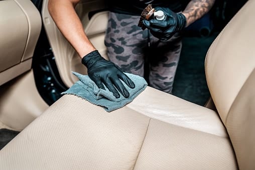 Produk selanjutnya adalah armore all leather wipes. Produk ini merupakan produk yang terbilang sangat praktis dalam penggunaannya. Jika produk di atas dalam bentuk spray dan sebagainya, produk ini keluar dengan model tisu yang telah diberikan bahan tertentu untuk merawat kulit pada jok mobil. Jadi, Anda tidak perlu menyiapkan kain saat membersihkan jok mobil, cukup gunakan produk ini saja.