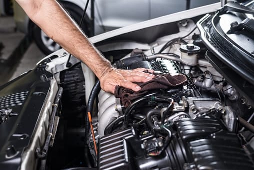 Pengemudi mobil pastinya pernah mengalami tragedy mobil mogok suatu perjalanan. Hal ini dapat disebabkan oleh berbagai hal, salah satunya menjadi masalah pada radiator mobil bocor atau yang disebabkan oleh overheat.