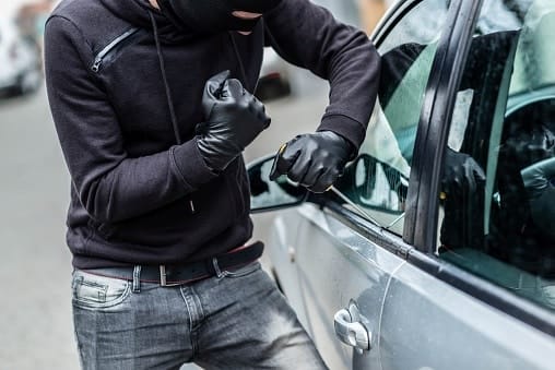 Sekarang ini sedang marak sekali kasus kejahatan yang menimpa pengendara mobil di jalanan. Kasus kejahatan tersebut misalnya perampokan kemudian mencuri semua barang berharga yang ada di dalam mobil.
